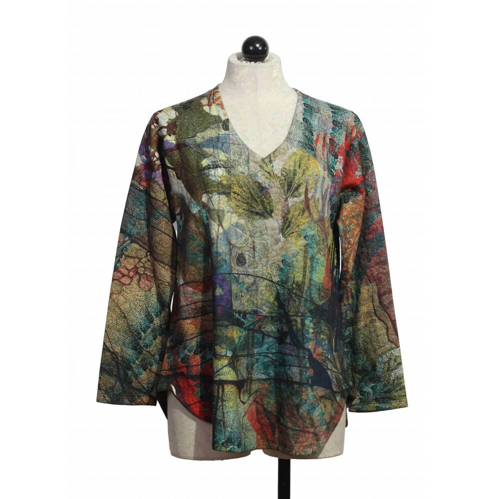 NEW INOAH women's long sleeve v-neck curved hem top in cozy autumn